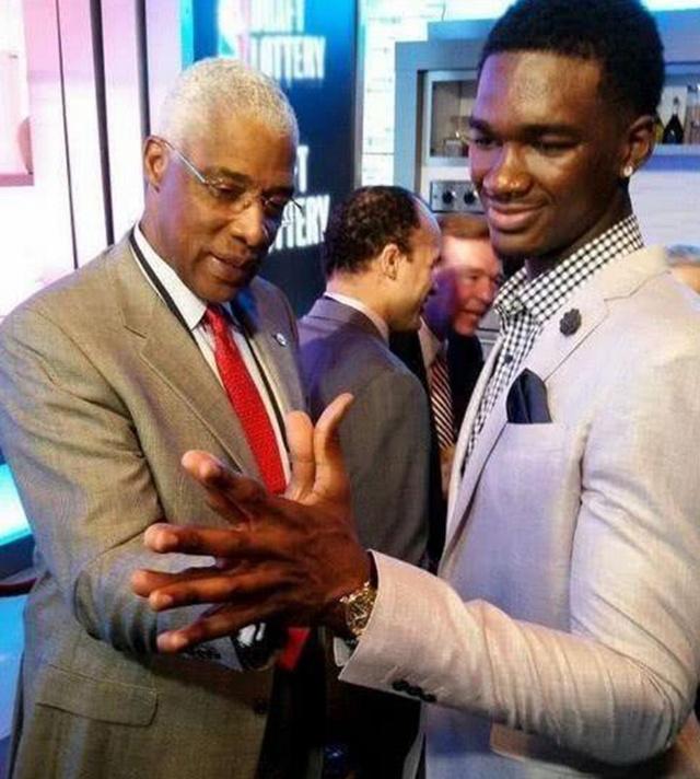 江苏男篮75-101不敌广东男篮，马国栋罚球全失，表现欠佳，新秀合同到期后离队。（江苏男篮75比101负于广东男篮，马国栋罚球全失表现低迷，新秀合同期满离队）