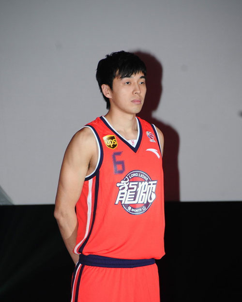 早报：拜仁的四线一十六胜，在我的肩膀上扛着！（早报：拜仁四线齐进已赢16场，一切都扛在我肩上！）