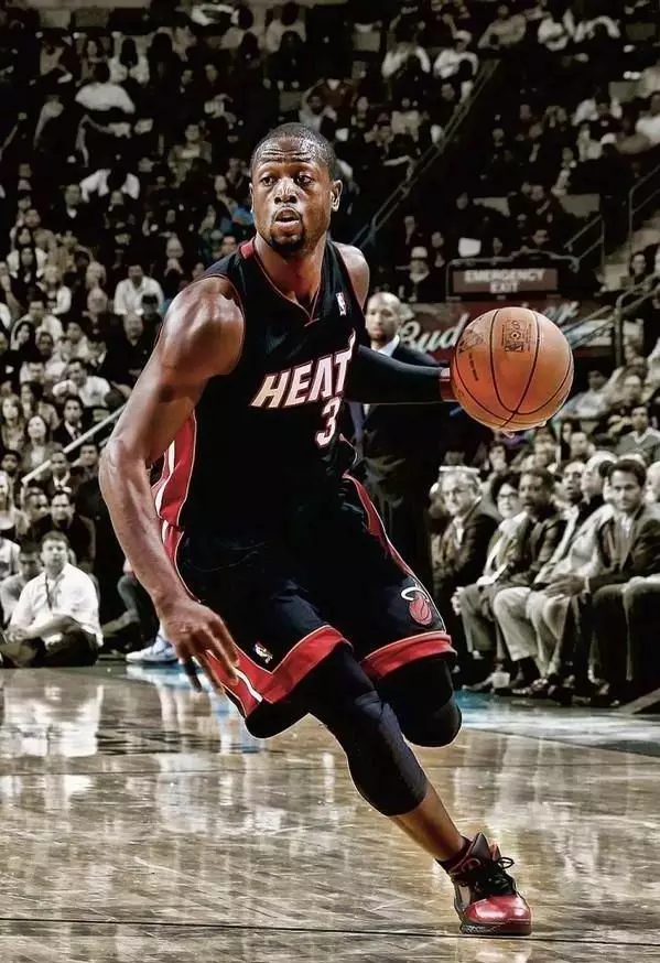 辛辛那提中场吉迪赛后与梅西交换球衣，双方握手并拥抱（赛后辛辛那提中场吉迪与梅西互换球衣，握手相拥致意）